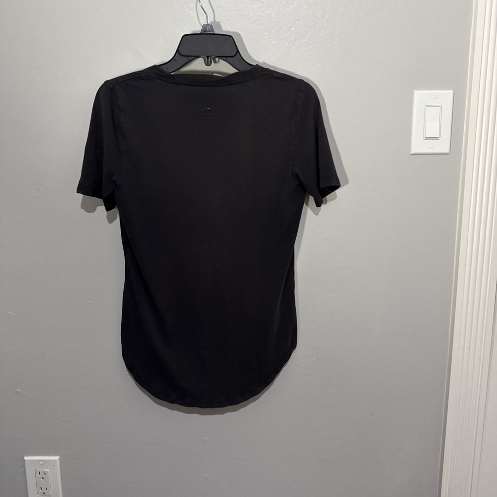 Lululemon Size M Women Black Short Sleeve V-neck T-shirt Lightweight - Picture 2 of 6